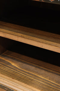 迫力ある杢目と金具の調和が貫禄を与える米沢帳場箪笥 BB3200