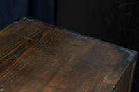 迫力ある杢目と金具の調和が貫禄を与える米沢帳場箪笥 BB3200