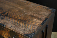 迫力ある杢目と金具の調和が貫禄を与える米沢帳場箪笥 BB3200