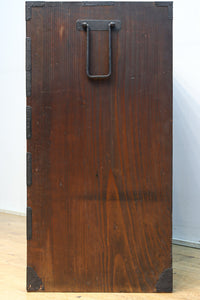 迫力ある杢目と金具の調和が貫禄を与える米沢帳場箪笥 BB3200