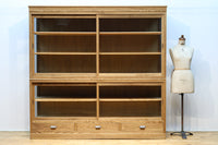 美しい木地色の風合いにゆらゆらガラスが映える前面オークガラスケース BB3245