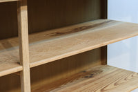 美しい木地色の風合いにゆらゆらガラスが映える前面オークガラスケース BB3245