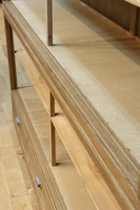 美しい木地色の風合いにゆらゆらガラスが映える前面オークガラスケース BB3245