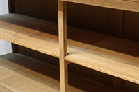 美しい木地色の風合いにゆらゆらガラスが映える前面オークガラスケース BB3245