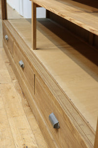 美しい木地色の風合いにゆらゆらガラスが映える前面オークガラスケース BB3245