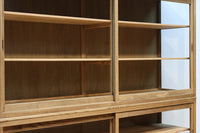 美しい木地色の風合いにゆらゆらガラスが映える前面オークガラスケース BB3245