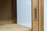 美しい木地色の風合いにゆらゆらガラスが映える前面オークガラスケース BB3245