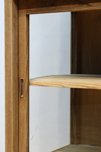 美しい木地色の風合いにゆらゆらガラスが映える前面オークガラスケース BB3245