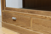 美しい木地色の風合いにゆらゆらガラスが映える前面オークガラスケース BB3245