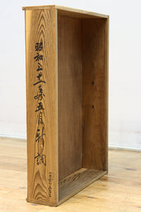 美しい木地色の風合いにゆらゆらガラスが映える前面オークガラスケース BB3245