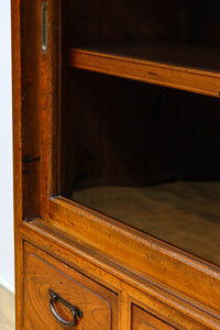 変わりサイズ‼︎引き出しも十分に備えた温かみある色彩のガラスケース BB3246