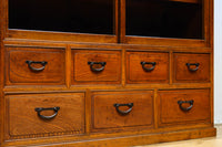 変わりサイズ‼︎引き出しも十分に備えた温かみある色彩のガラスケース BB3246