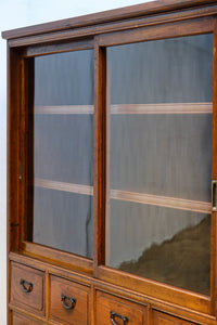 変わりサイズ‼︎引き出しも十分に備えた温かみある色彩のガラスケース BB3246