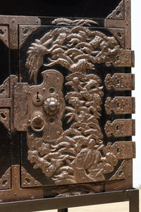 大振りの装飾金具が見事なアイアンフレーム付き庄内衣裳箪笥 BB3253