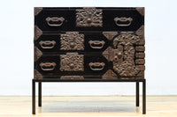 大振りの装飾金具が見事なアイアンフレーム付き庄内衣裳箪笥 BB3253