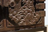 大振りの装飾金具が見事なアイアンフレーム付き庄内衣裳箪笥 BB3253