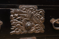 大振りの装飾金具が見事なアイアンフレーム付き庄内衣裳箪笥 BB3253