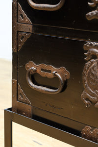 大振りの装飾金具が見事なアイアンフレーム付き庄内衣裳箪笥 BB3253