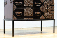 大振りの装飾金具が見事なアイアンフレーム付き庄内衣裳箪笥 BB3253