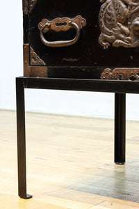 大振りの装飾金具が見事なアイアンフレーム付き庄内衣裳箪笥 BB3253