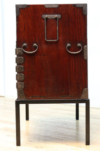 大振りの装飾金具が見事なアイアンフレーム付き庄内衣裳箪笥 BB3253