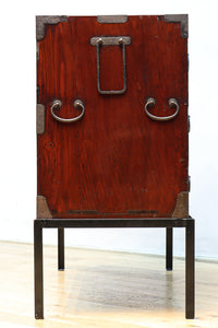 大振りの装飾金具が見事なアイアンフレーム付き庄内衣裳箪笥 BB3253