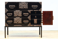 大振りの装飾金具が見事なアイアンフレーム付き庄内衣裳箪笥 BB3253