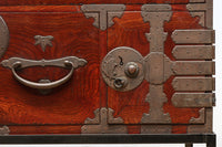 丸型の装飾金具で格調高いアイアンフレーム付き稀少サイズ二本松衣裳箪笥 BB3255