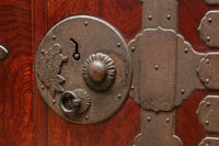 丸型の装飾金具で格調高いアイアンフレーム付き稀少サイズ二本松衣裳箪笥 BB3255