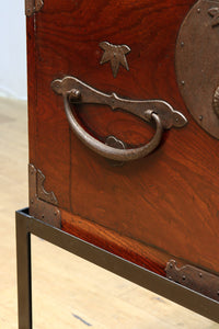 丸型の装飾金具で格調高いアイアンフレーム付き稀少サイズ二本松衣裳箪笥 BB3255