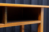 レトロな面持ちあるシンプルな作業台 BB3275