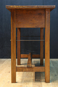 レトロな面持ちあるシンプルな作業台 BB3275