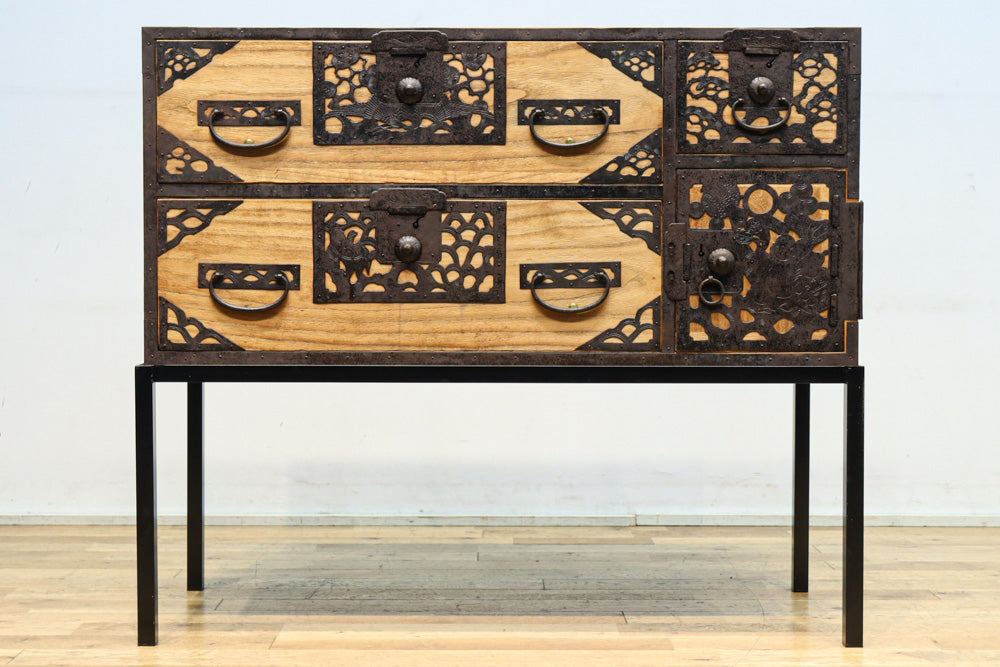 縁起の良い装飾金具に覆われたアイアンフレーム付き衣裳箪笥 BB3286