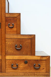 極上の杢目に艶やかな光沢が放つ上品な佇まいの階段箪笥 BB3300