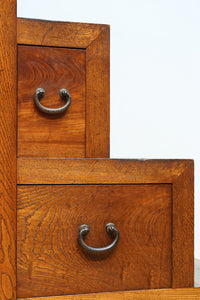 極上の杢目に艶やかな光沢が放つ上品な佇まいの階段箪笥 BB3300