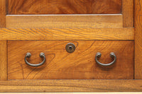 極上の杢目に艶やかな光沢が放つ上品な佇まいの階段箪笥 BB3300