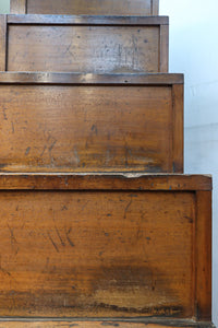 極上の杢目に艶やかな光沢が放つ上品な佇まいの階段箪笥 BB3300