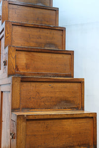 極上の杢目に艶やかな光沢が放つ上品な佇まいの階段箪笥 BB3300