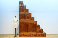 極上の杢目に艶やかな光沢が放つ上品な佇まいの階段箪笥 BB3300