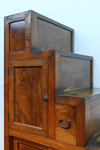 極上の杢目に艶やかな光沢が放つ上品な佇まいの階段箪笥 BB3300