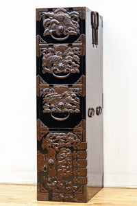 稀少サイズ!! 鶴亀の豪華装飾金具で華やかな面持ちをした庄内箪笥 BB3313