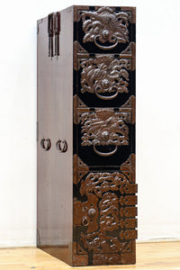 稀少サイズ!! 鶴亀の豪華装飾金具で華やかな面持ちをした庄内箪笥 BB3313