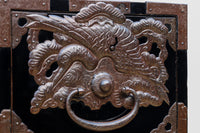 稀少サイズ!! 鶴亀の豪華装飾金具で華やかな面持ちをした庄内箪笥 BB3313