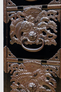 稀少サイズ!! 鶴亀の豪華装飾金具で華やかな面持ちをした庄内箪笥 BB3313