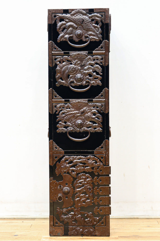 稀少サイズ!! 鶴亀の豪華装飾金具で華やかな面持ちをした庄内箪笥