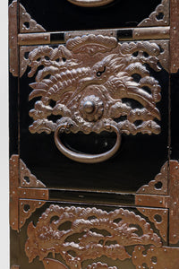 稀少サイズ!! 鶴亀の豪華装飾金具で華やかな面持ちをした庄内箪笥 BB3313