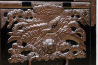 稀少サイズ!! 鶴亀の豪華装飾金具で華やかな面持ちをした庄内箪笥 BB3313