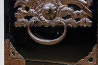 稀少サイズ!! 鶴亀の豪華装飾金具で華やかな面持ちをした庄内箪笥 BB3313