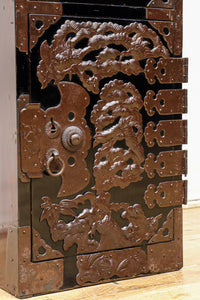 稀少サイズ!! 鶴亀の豪華装飾金具で華やかな面持ちをした庄内箪笥 BB3313