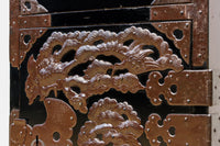 稀少サイズ!! 鶴亀の豪華装飾金具で華やかな面持ちをした庄内箪笥 BB3313